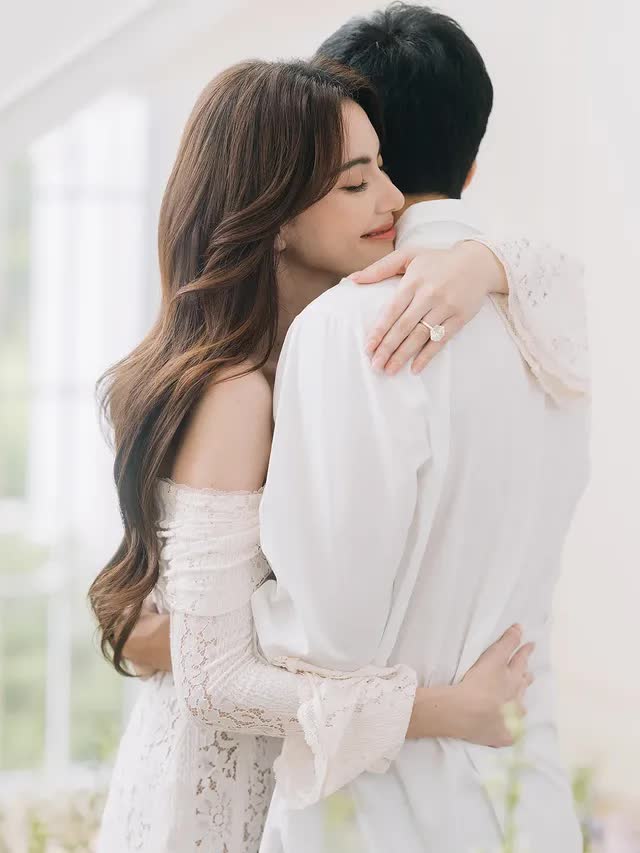 8 bức ảnh Mai Davika được cầu hôn như trong truyện cổ tích, nhẫn kim cương to tới mức 8 bức ảnh Mai Davika được cầu hôn như trong truyện cổ tích, nhẫn kim cương to tới mức