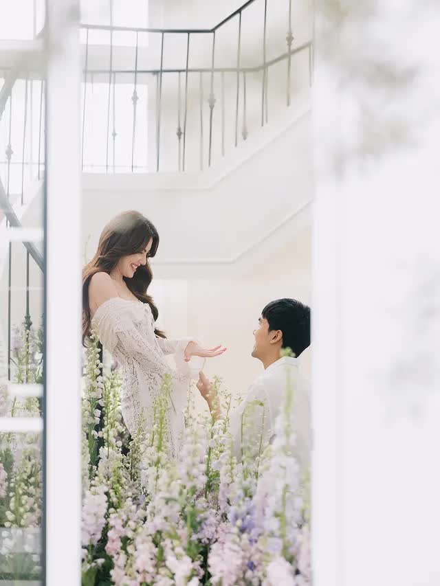 8 bức ảnh Mai Davika được cầu hôn như trong truyện cổ tích, nhẫn kim cương to tới mức 8 bức ảnh Mai Davika được cầu hôn như trong truyện cổ tích, nhẫn kim cương to tới mức