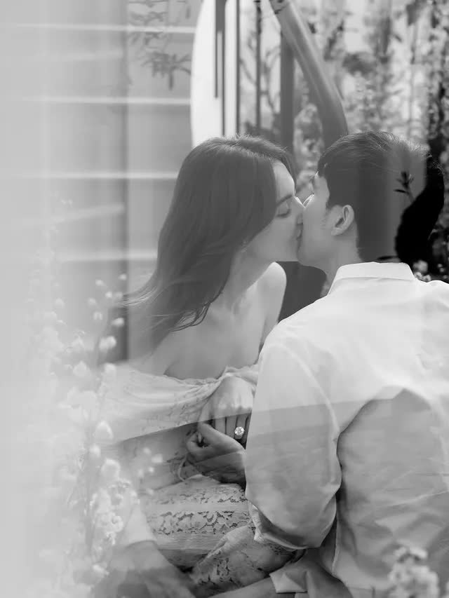 8 bức ảnh Mai Davika được cầu hôn như trong truyện cổ tích, nhẫn kim cương to tới mức 8 bức ảnh Mai Davika được cầu hôn như trong truyện cổ tích, nhẫn kim cương to tới mức