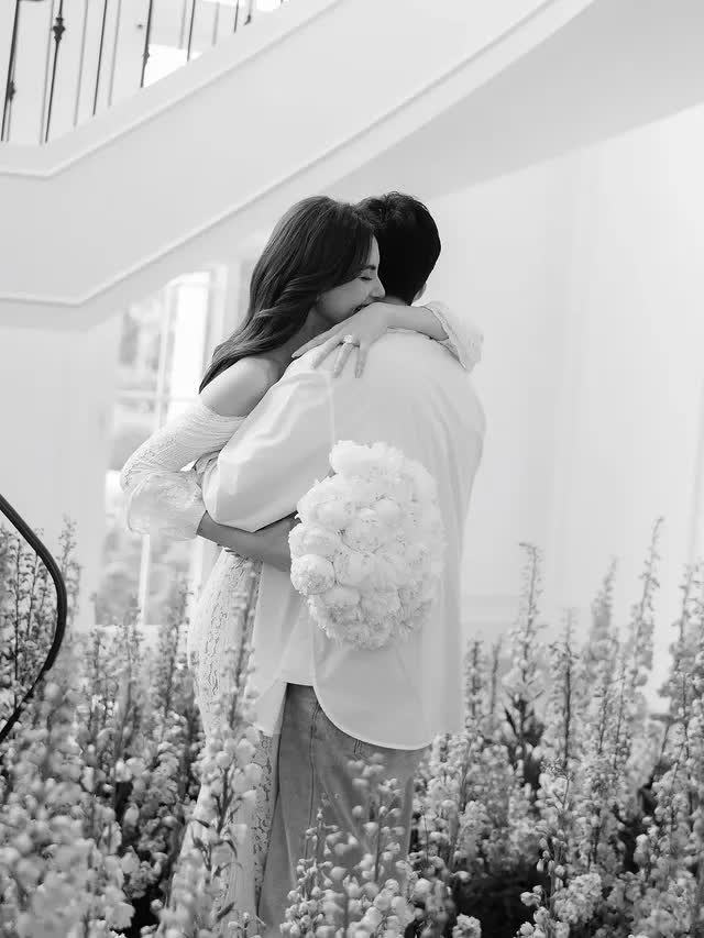 8 bức ảnh Mai Davika được cầu hôn như trong truyện cổ tích, nhẫn kim cương to tới mức 8 bức ảnh Mai Davika được cầu hôn như trong truyện cổ tích, nhẫn kim cương to tới mức