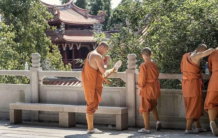 Tân trụ trì Thiếu Lâm Tự áp quy tắc 'Phật giáo 996' khắt khe, 30 nhà sư bỏ chùa- Ảnh 2.