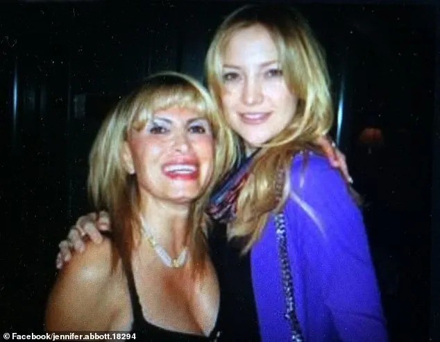 dd2-1750297803-717-width634height492 Bà Jennifer Abbott quen biết nhiều ngôi sao Hollywood nổi tiếng. Ảnh: Facebook.