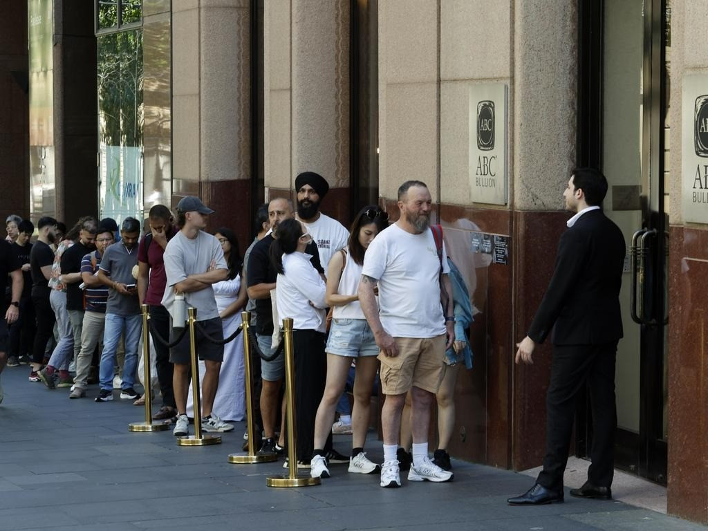 Giá vàng phá đỉnh: Người Hồng Kông (Trung Quốc) bán tháo, khách Úc xếp hàng mua- Ảnh 2. Giá vàng phá đỉnh: Người Hồng Kông (Trung Quốc) bán tháo, khách Úc xếp hàng mua- Ảnh 2.