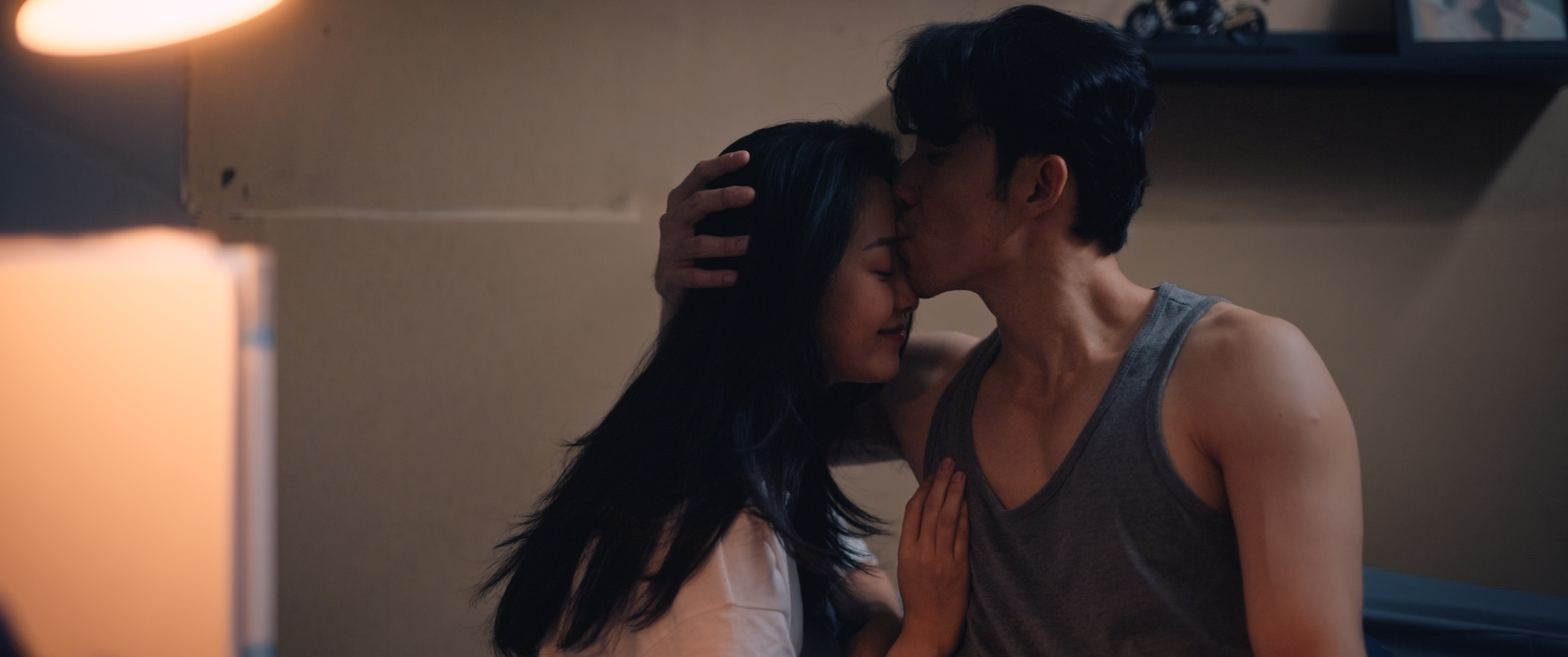 Bức ảnh Liên Bỉnh Phát bị trói chặt tay, nằm cạnh 1 cô gái gây bão mạng- Ảnh 2. Bức ảnh Liên Bỉnh Phát bị trói chặt tay, nằm cạnh 1 cô gái gây bão mạng- Ảnh 2.