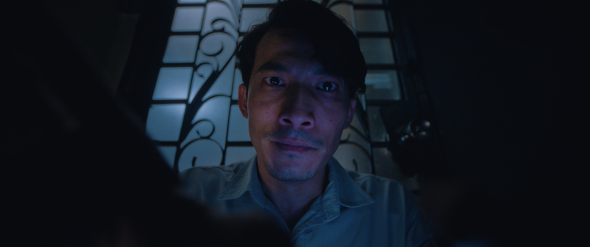 Bức ảnh Liên Bỉnh Phát bị trói chặt tay, nằm cạnh 1 cô gái gây bão mạng- Ảnh 4. Bức ảnh Liên Bỉnh Phát bị trói chặt tay, nằm cạnh 1 cô gái gây bão mạng- Ảnh 4.