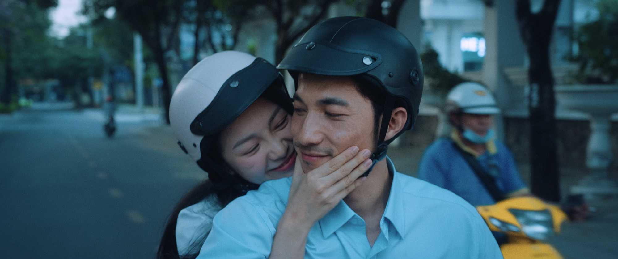 Bức ảnh Liên Bỉnh Phát bị trói chặt tay, nằm cạnh 1 cô gái gây bão mạng- Ảnh 1. Bức ảnh Liên Bỉnh Phát bị trói chặt tay, nằm cạnh 1 cô gái gây bão mạng- Ảnh 1.