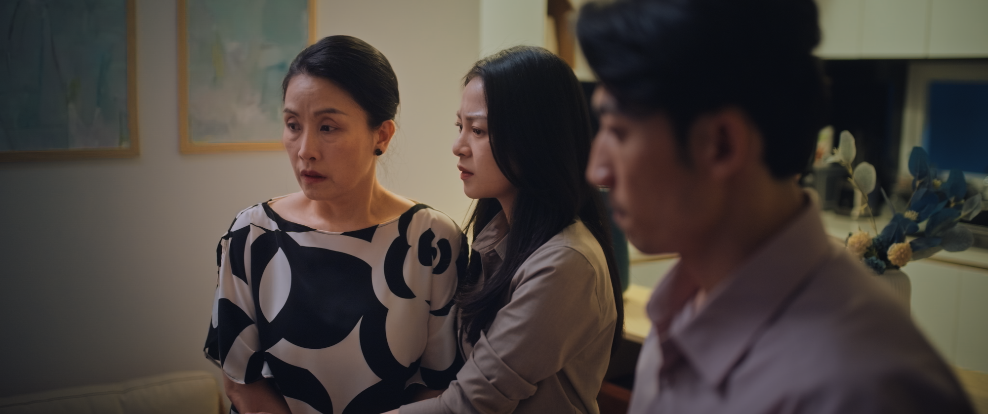 Bức ảnh Liên Bỉnh Phát bị trói chặt tay, nằm cạnh 1 cô gái gây bão mạng- Ảnh 3. Bức ảnh Liên Bỉnh Phát bị trói chặt tay, nằm cạnh 1 cô gái gây bão mạng- Ảnh 3.