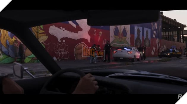 Hình ảnh xe cảnh sát màu đen với decal