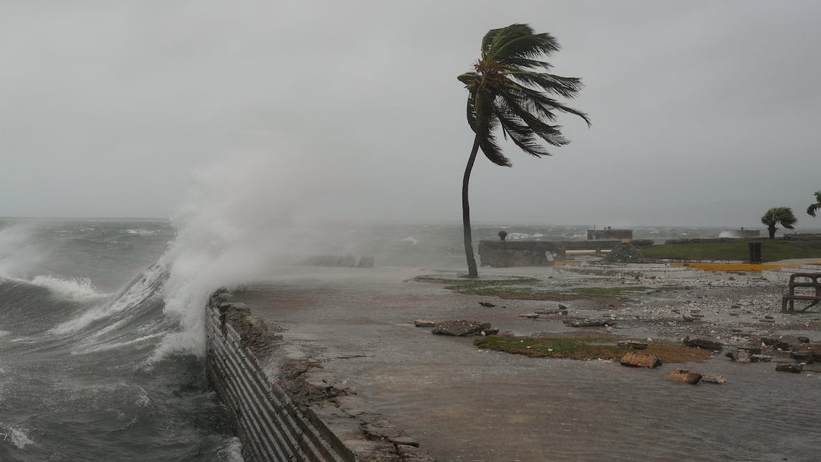 Siêu bão Melissa mạnh nhất 2025 “xé toạc” mọi thứ: Video cận cảnh cho thấy sự tàn khốc- Ảnh 1.