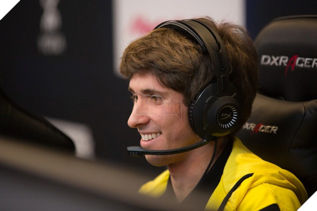 Huyền thoại làng DOTA 2 bất ngờ tải LMHT về, fan mong chờ ngày anh đối đầu Faker