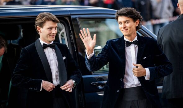 2 hoàng tử từng bị tước danh hiệu bất ngờ xuất hiện tại sự kiện của Hoàng gia Đan Mạch, tỏa sáng với ngoại hình bảnh bao- Ảnh 1.