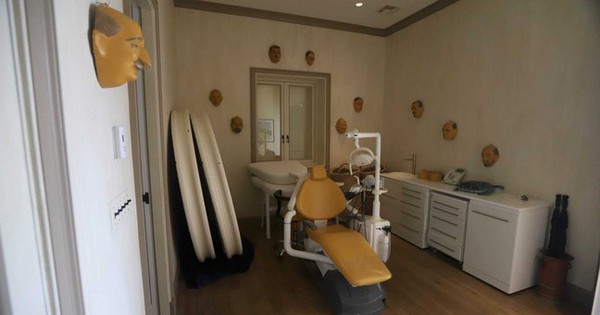 Tấm ảnh tiết lộ căn phòng rợn người từ hòn đảo của tội phạm ấu dâm Epstein 26 Tấm ảnh tiết lộ căn phòng rợn người từ hòn đảo của tội phạm ấu dâm Epstein dentistoffice 07544674 17648221461531204954025 9 0 414 648 crop 176482214939261018216jpg