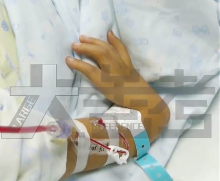 Xót xa cậu bé mắc 8 căn bệnh nan y viết thư yêu cầu mẹ ngừng điều trị- Ảnh 2.