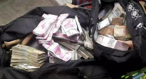 Đi gửi tiền, người đàn ông sốc nặng khi phát hiện 304 triệu đồng tiền mặt gần máy ATM- Ảnh 1. Đi gửi tiền, người đàn ông sốc nặng khi phát hiện 304 triệu đồng tiền mặt gần máy ATM- Ảnh 1.