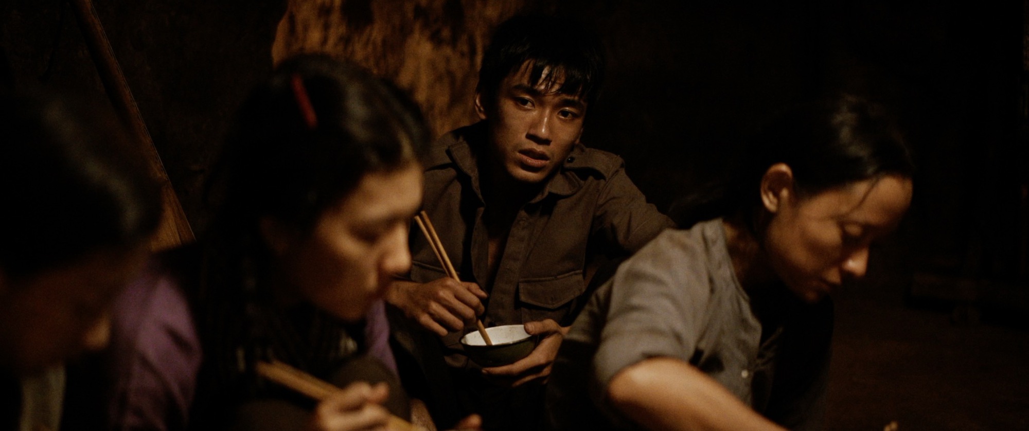 Địa Đạo: Mặt Trời Trong Bóng Tối - Nhân tính chói lòa dưới hang sâu- Ảnh 3.