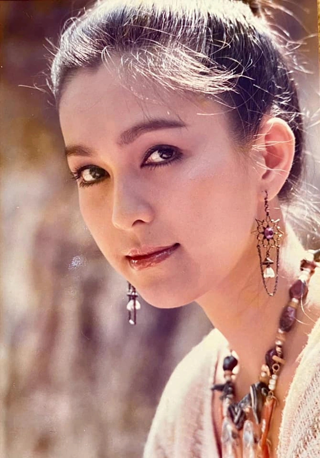 Nữ nghệ sĩ sở hữu biệt thự mặt tiền, rộng 3.000m2 ở Quận 2, du thuyền 52 tỷ đồng, U70 vẫn đẹp như ngoài 40- Ảnh 1.