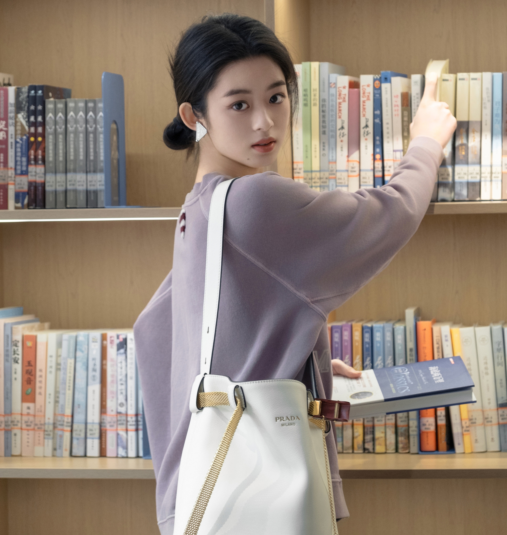 Nữ thần 18 tuổi đẹp như Hoa hậu còn học giỏi xuất chúng, nhìn điểm thi đại học mà ai cũng choáng- Ảnh 1.