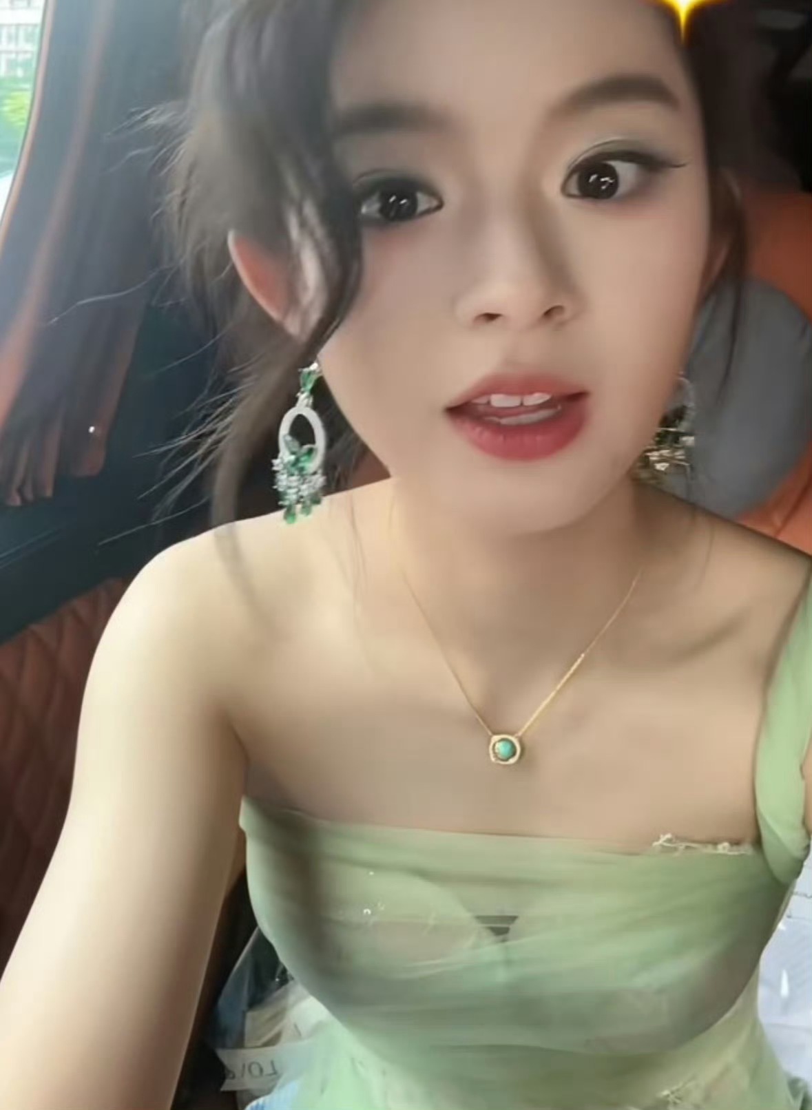 Chỉ vì đôi hoa tai hơn 8 tỷ, mỹ nhân showbiz 17 tuổi khiến bố bị điều tra khẩn- Ảnh 2.