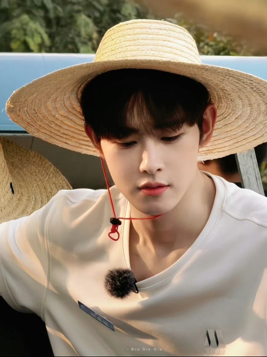 Mỹ nam bạch y đang viral khắp Trung Quốc: Nhan sắc thần thánh tràn đầy tiên khí, trời sinh để đóng cổ trang- Ảnh 5. Mỹ nam bạch y đang viral khắp Trung Quốc: Nhan sắc thần thánh tràn đầy tiên khí, trời sinh để đóng cổ trang- Ảnh 5.