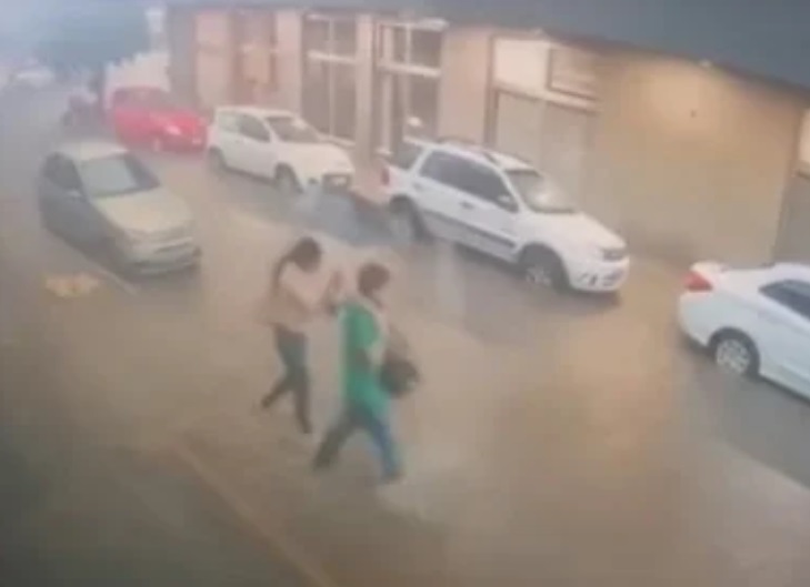 Cô gái bị điện giật tử vong khi băng qua đường trong cơn mưa lớn- Ảnh 1. Cô gái bị điện giật tử vong khi băng qua đường trong cơn mưa lớn- Ảnh 1.