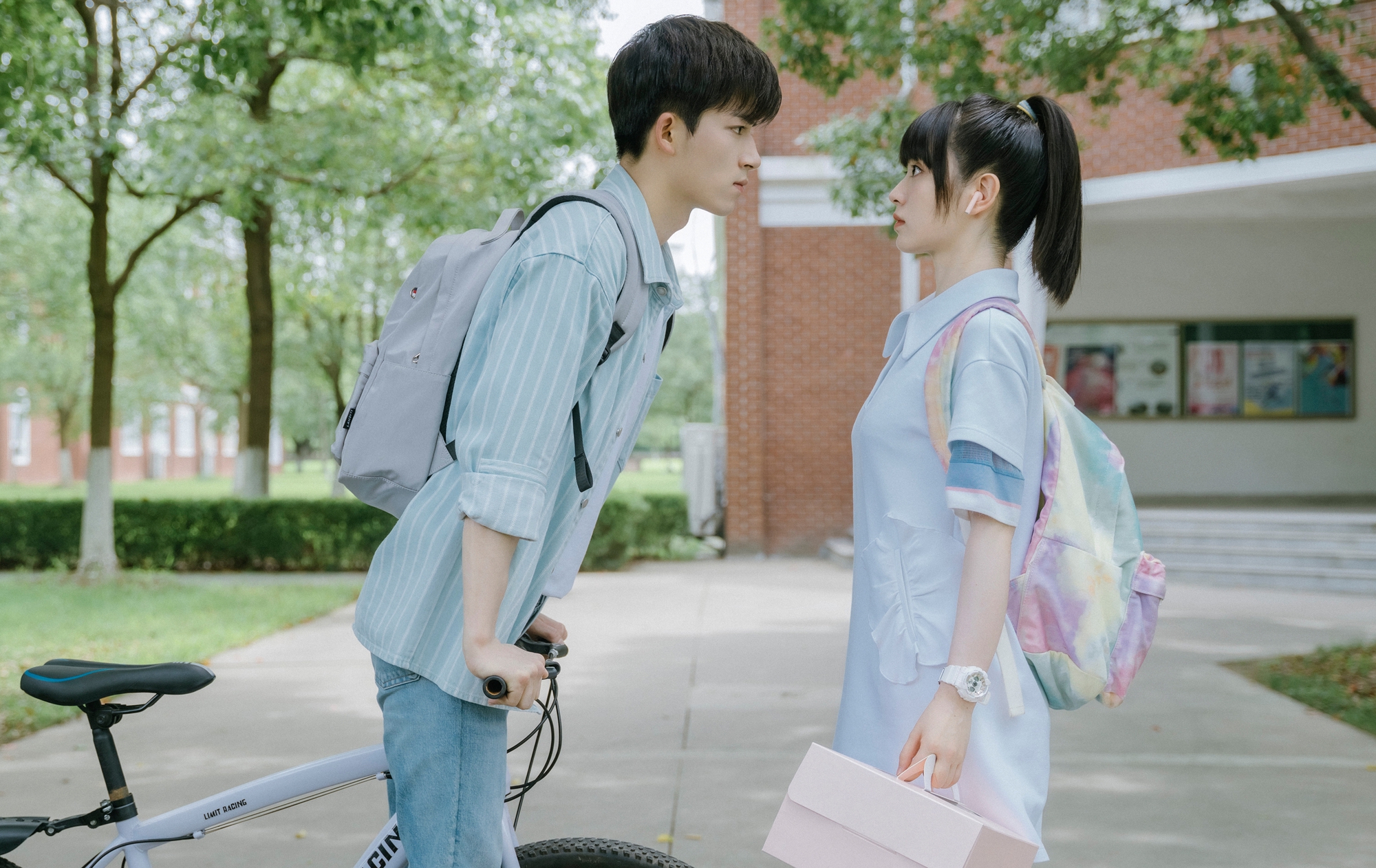 Mỹ nhân cứ đóng phim với ai là người đó đổi đời thành sao hạng A, đẹp như búp bê còn có số vượng phu quá đỉnh- Ảnh 3.