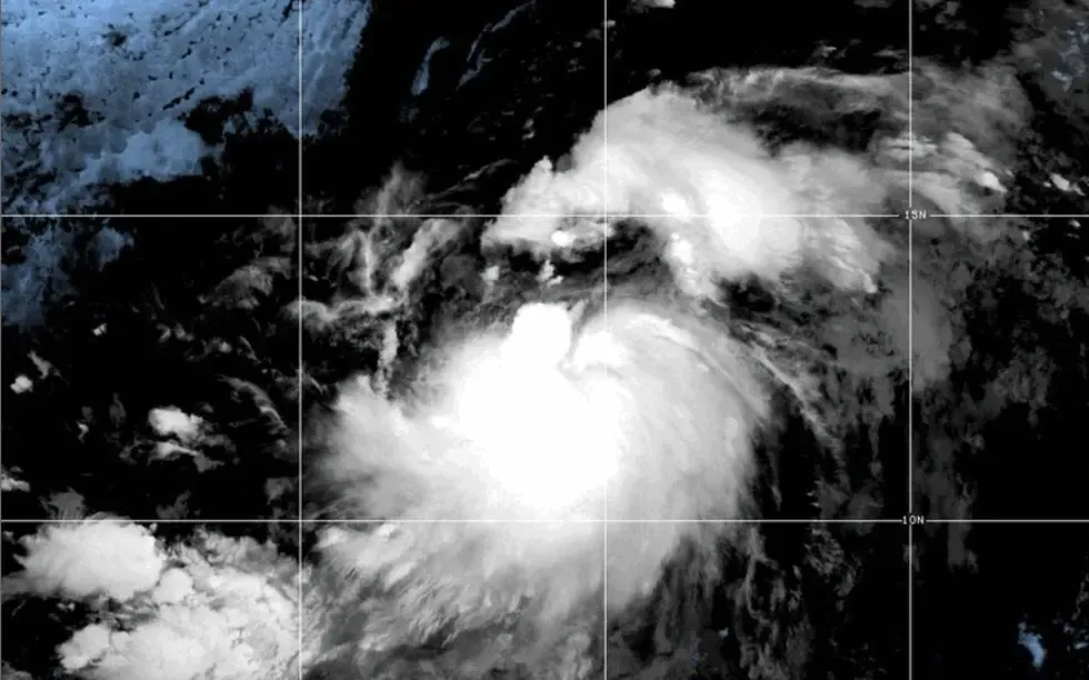 Hình ảnh vệ tinh do NOAA cung cấp cho thấy bão nhiệt đới Gil nằm ở phía Nam - Tây Nam của Bán đảo Baja California vào ngày 31/7/2025. (Ảnh: NOAA/AP)