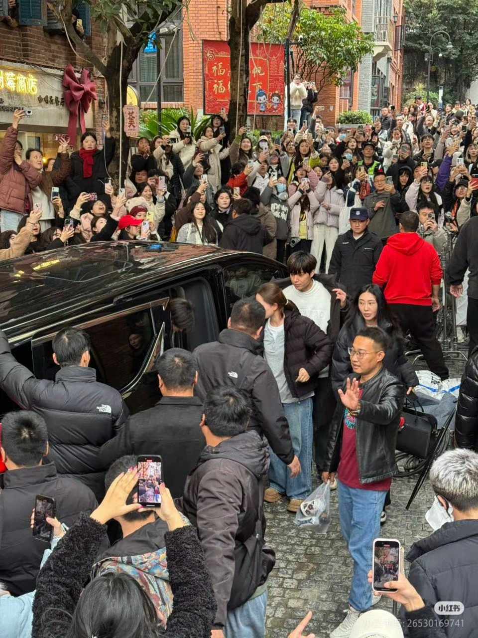 Triệu Lệ Dĩnh hoảng loạn vì bị vây kín giữa biển người, nhan sắc thật qua