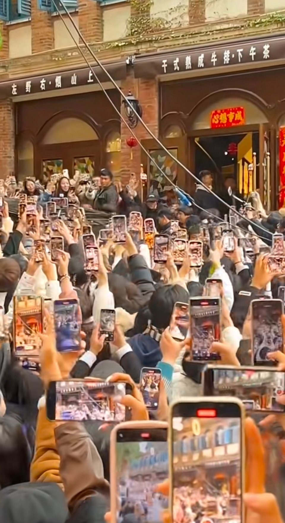 Triệu Lệ Dĩnh hoảng loạn vì bị vây kín giữa biển người, nhan sắc thật qua