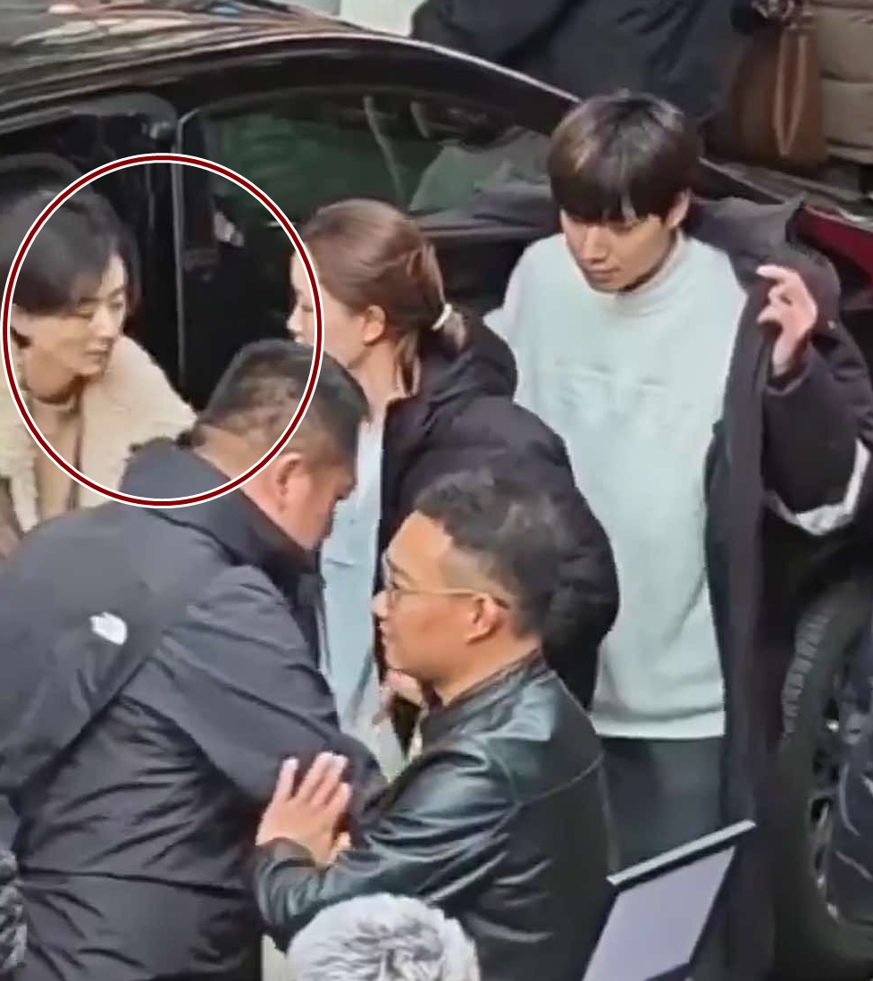 Triệu Lệ Dĩnh hoảng loạn vì bị vây kín giữa biển người, nhan sắc thật qua