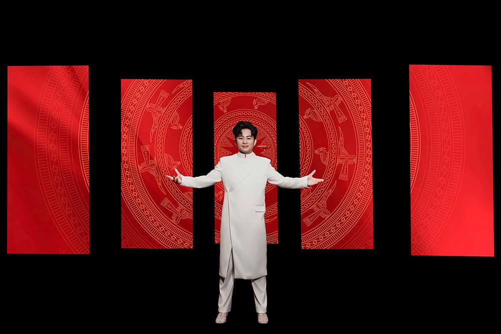 Màn LED sáng tạo trong MV tạo ấn tượng thị giác mạnh mẽ với sự hòa quyện hình ảnh bản đồ Việt Nam và hoa văn trống đồng.