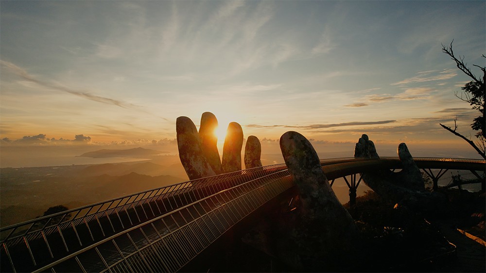 MV thể hiện một Việt Nam đang phát triển kinh tế ngày càng vững mạnh trên bản đồ thế giới, một Việt Nam “rừng vàng biển bạc”, một Việt Nam nên thơ, lãng mạn và nhiều cảm xúc.