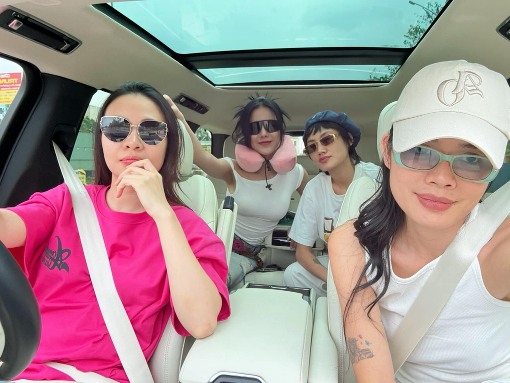 Clip bà xã Cường Đô La mang xấp tiền mặt gần 300 triệu đưa tận tay cho người này, mối quan hệ gây bất ngờ- Ảnh 5. Clip bà xã Cường Đô La mang xấp tiền mặt gần 300 triệu đưa tận tay cho người này, mối quan hệ gây bất ngờ- Ảnh 5.