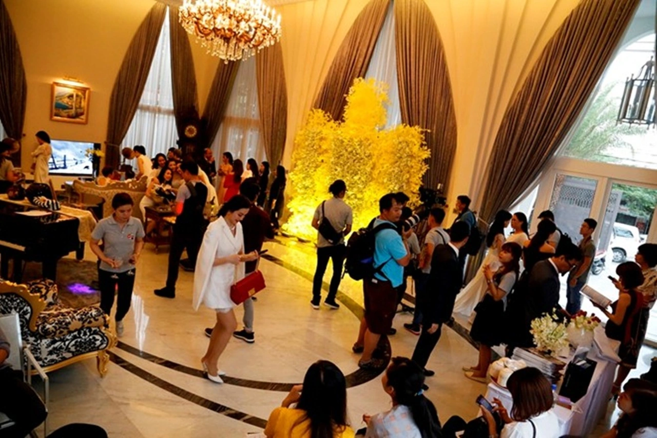 Bên trong biệt thự to như cung điện của người đẹp từng là