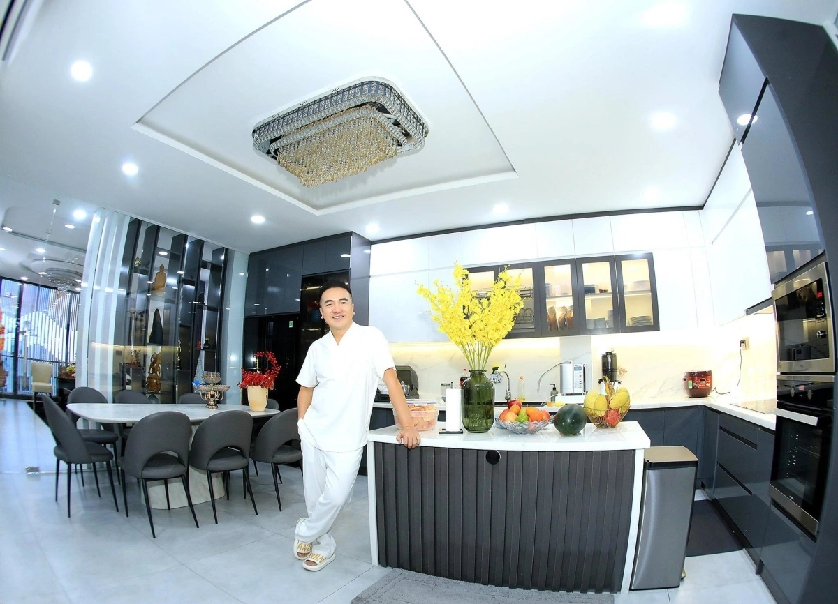 Nam ca sĩ có con riêng với fan, vợ bắt lên chùa thề độc: U50 ở nhà phố 25 tỷ, 6 tầng, ăn chay trường- Ảnh 1.