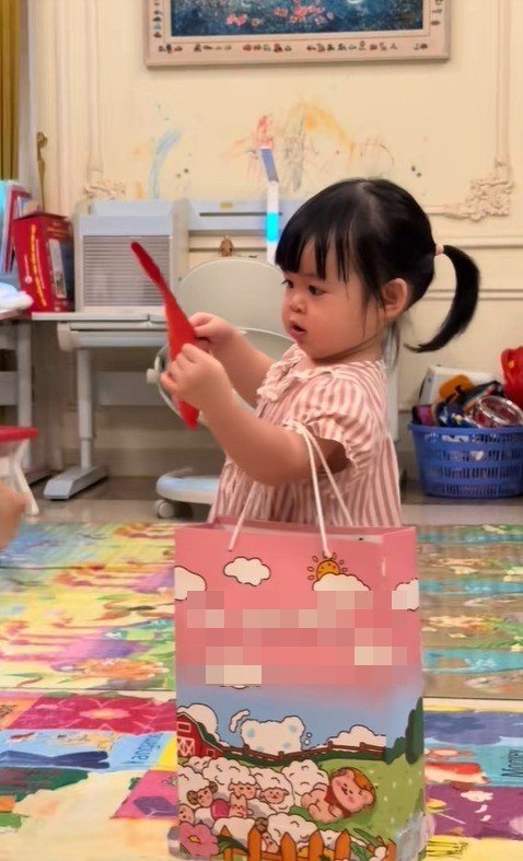 Bức tường trong căn biệt thự đầy nét vẽ tinh nghịch của trẻ con.