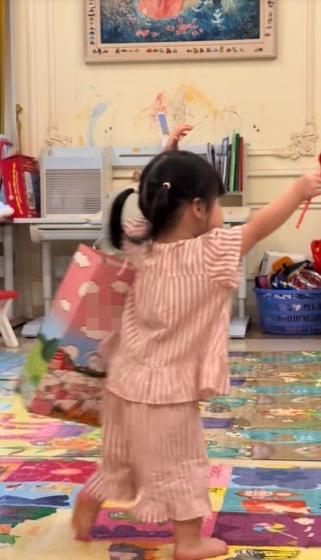 Hoa hậu Đỗ Mỹ Linh khoe clip con gái, khán giả chú ý đến chi tiết lạ trong nhà - 4