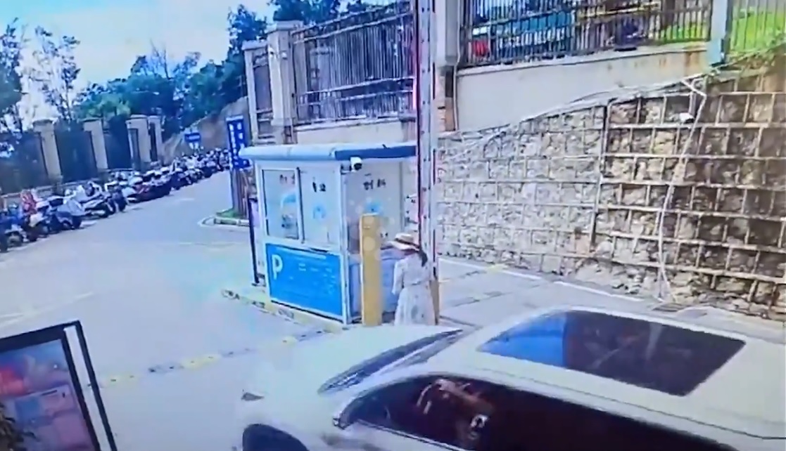 Người phụ nữ cố tình dùng vai đẩy rào chắn để ô tô trốn phí- Ảnh 1. Người phụ nữ cố tình dùng vai đẩy rào chắn để ô tô trốn phí- Ảnh 1.