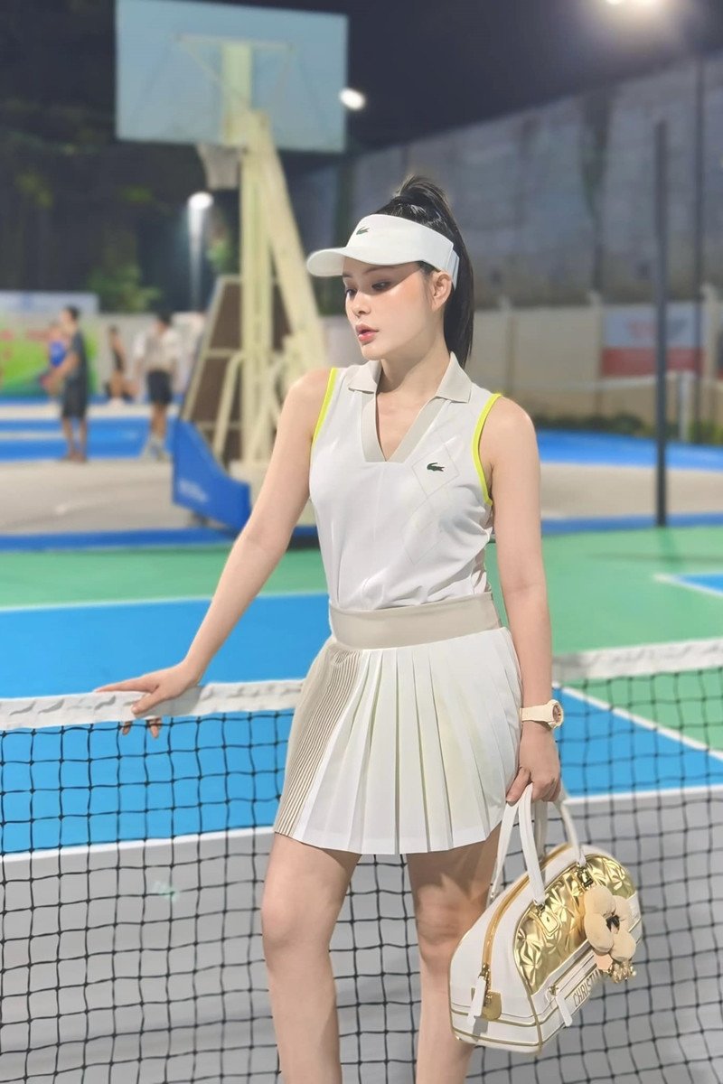 Cuộc sống xa hoa và những ồn ào gây tranh cãi của ca sĩ Đoàn Di Băng - 11