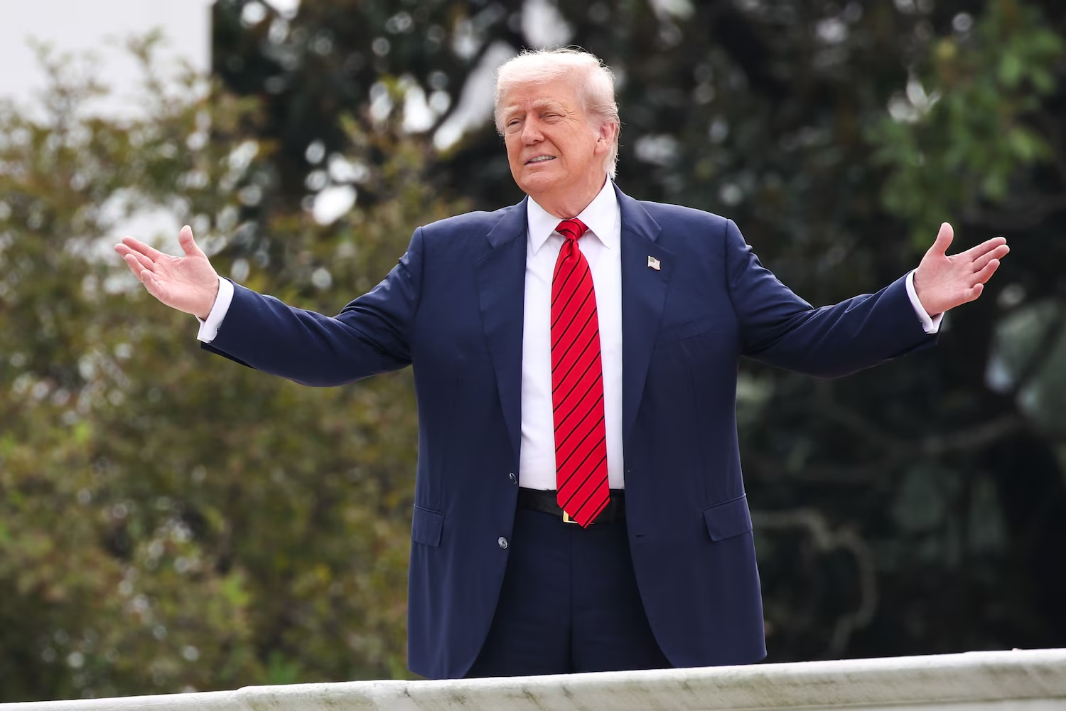 Tổng thống Trump đi dạo trên nóc Nhà Trắng- Ảnh 1. Tổng thống Trump đi dạo trên nóc Nhà Trắng- Ảnh 1.