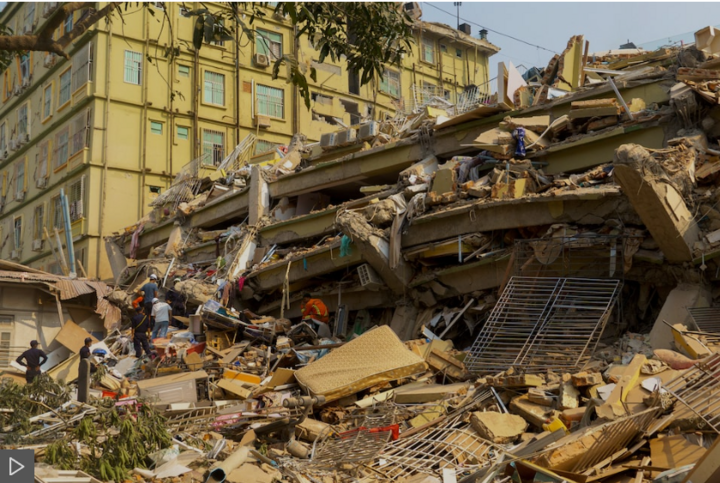 Người Myanmar tuyệt vọng dùng tay đào bới cứu nạn nhân sau thảm họa động đất- Ảnh 1.