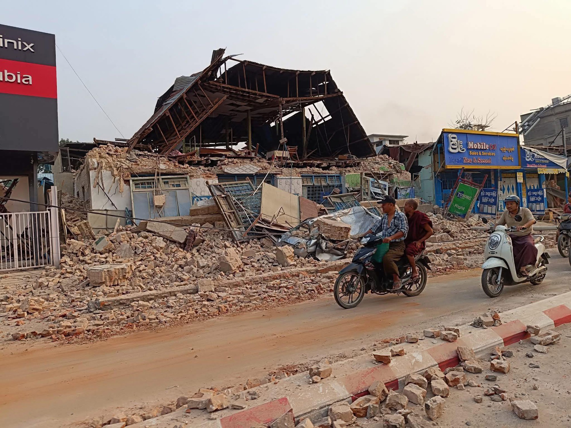 Khung cảnh đổ nát tại TP Mandalay - Myanmar sau động đất. Ảnh: MFP