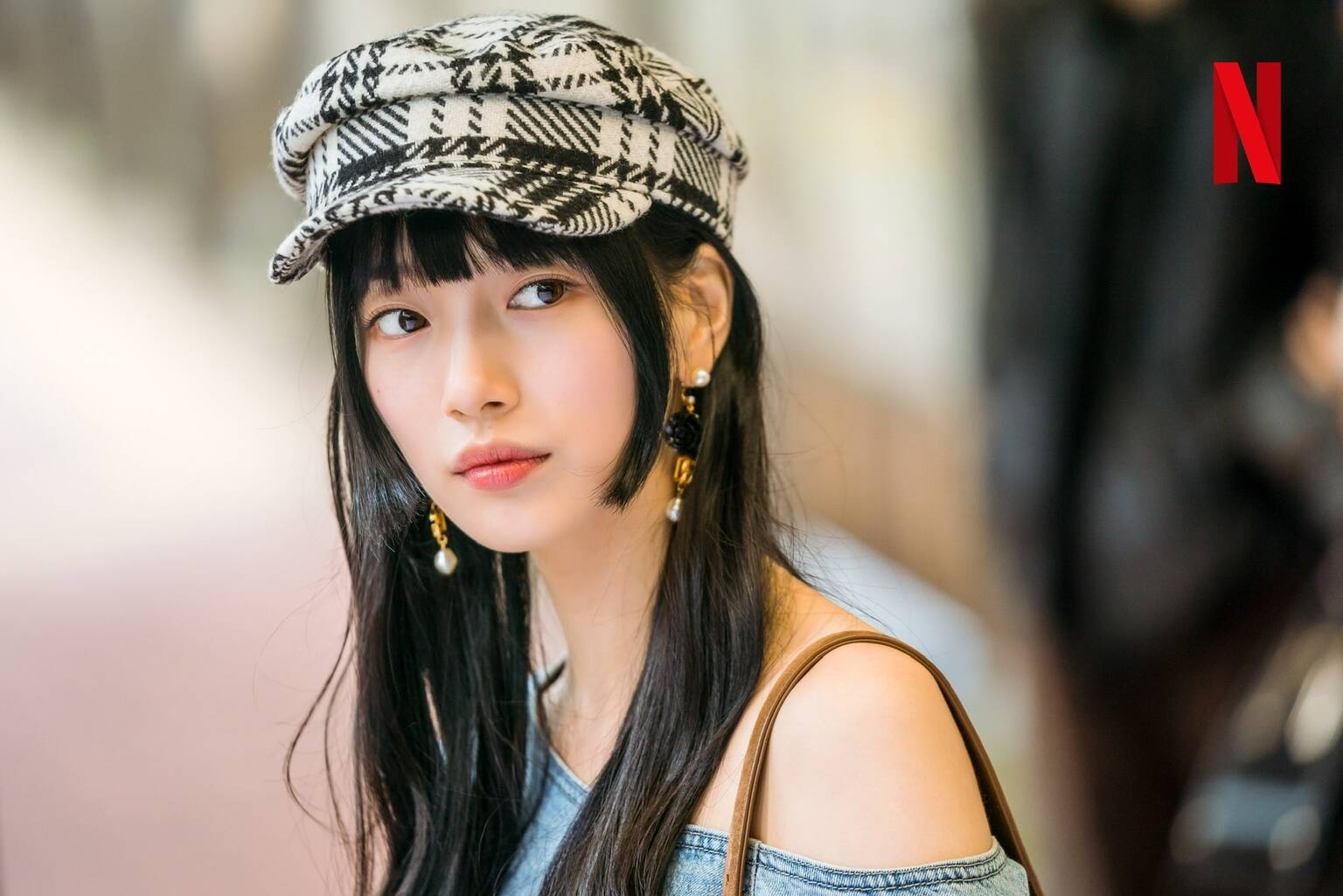 doona-suzy-2-171206-1765280478253-17652804786492041936511 "Tình đầu quốc dân" Suzy xả ảnh xinh tươi ngút ngàn ở Việt Nam, check-in màn LED làm vạn fan nức lòng doona suzy 2 171206 1765280478253 17652804786492041936511