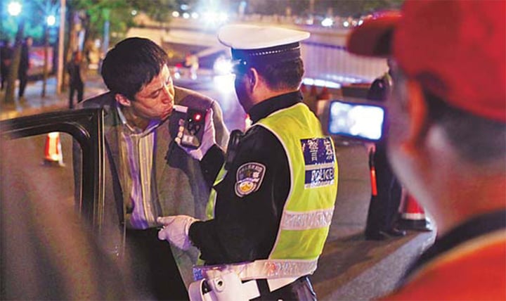 Tài xế uống cả chai rượu trước mặt cảnh sát để né đo nồng độ cồn- Ảnh 1.