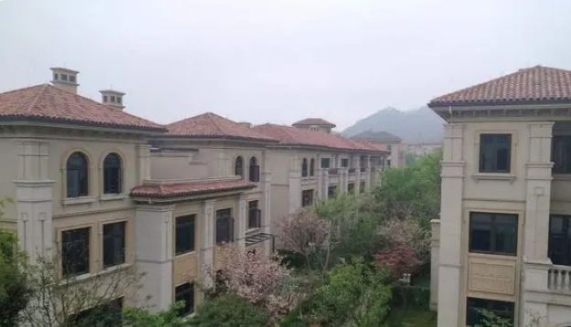 Huy động 300 cảnh sát đột kích căn biệt thự không người ở, tịch thu 4.700 tỷ đồng tiền mặt đủ chất đầy 2 xe tải- Ảnh 1.