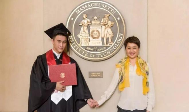 Thiếu gia trùm sòng bạc Macau sắp hết tiền, siêu mẫu Victoria's Secret vội Thiếu gia trùm sòng bạc Macau sắp hết tiền, siêu mẫu Victoria's Secret vội