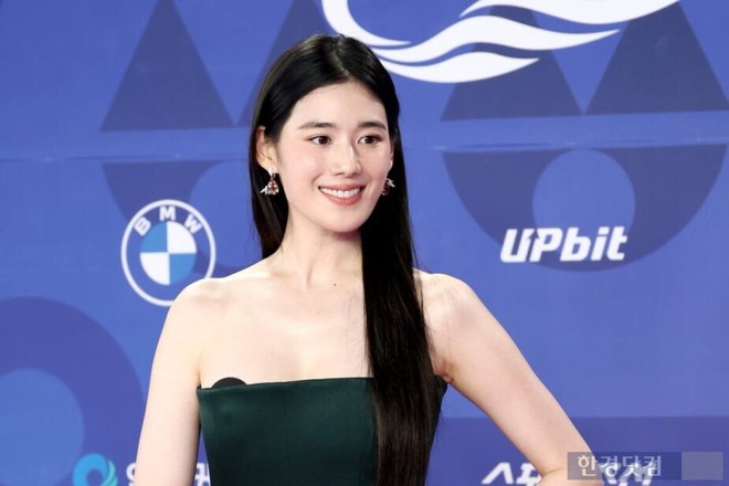 Rồng Xanh nhiều sự cố không tưởng: Cả dàn mỹ nhân vấp ngã không chỉ Yoona, 1 sao nữ còn lộ đồ nhạy cảm- Ảnh 17.