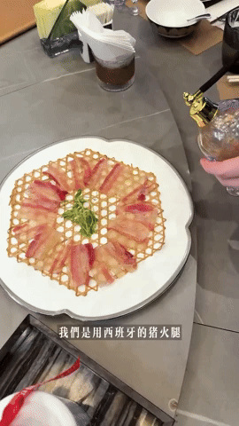 Cuộc sống xa hoa của mỹ nữ bước ra từ