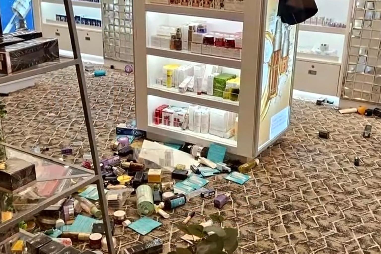 Siêu du thuyền nghiêng ngả do sóng dữ, nước từ bể bơi tràn lênh láng, cảnh tượng hỗn loạn khi nhiều người bị thương- Ảnh 2. Siêu du thuyền nghiêng ngả do sóng dữ, nước từ bể bơi tràn lênh láng, cảnh tượng hỗn loạn khi nhiều người bị thương- Ảnh 2.