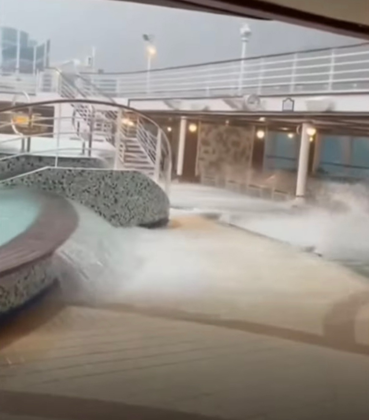 Siêu du thuyền nghiêng ngả do sóng dữ, nước từ bể bơi tràn lênh láng, cảnh tượng hỗn loạn khi nhiều người bị thương- Ảnh 1. Siêu du thuyền nghiêng ngả do sóng dữ, nước từ bể bơi tràn lênh láng, cảnh tượng hỗn loạn khi nhiều người bị thương- Ảnh 1.