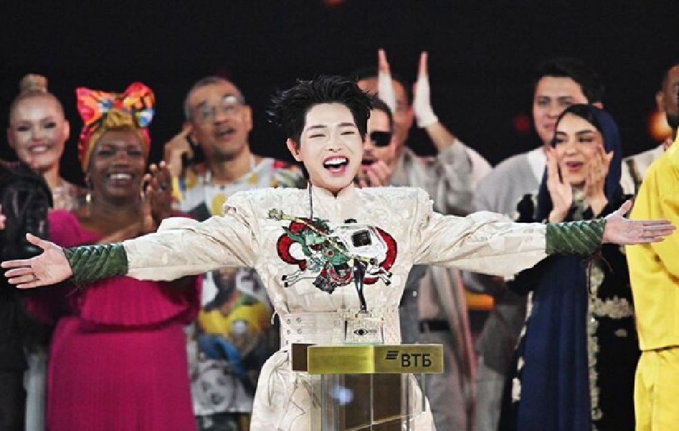 Nam ca sĩ từng bị dọa đánh, đổ muối ớt lên đầu: Lột xác thành quán quân thế giới- Ảnh 2.